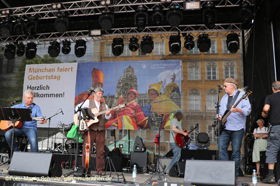 Oberbürgermeister Dieter Reiter mit The Paul Daly Band auf dem Marienplatz beim Stadtgründungsfest 2019 (©Foto. Martin Schmitz)